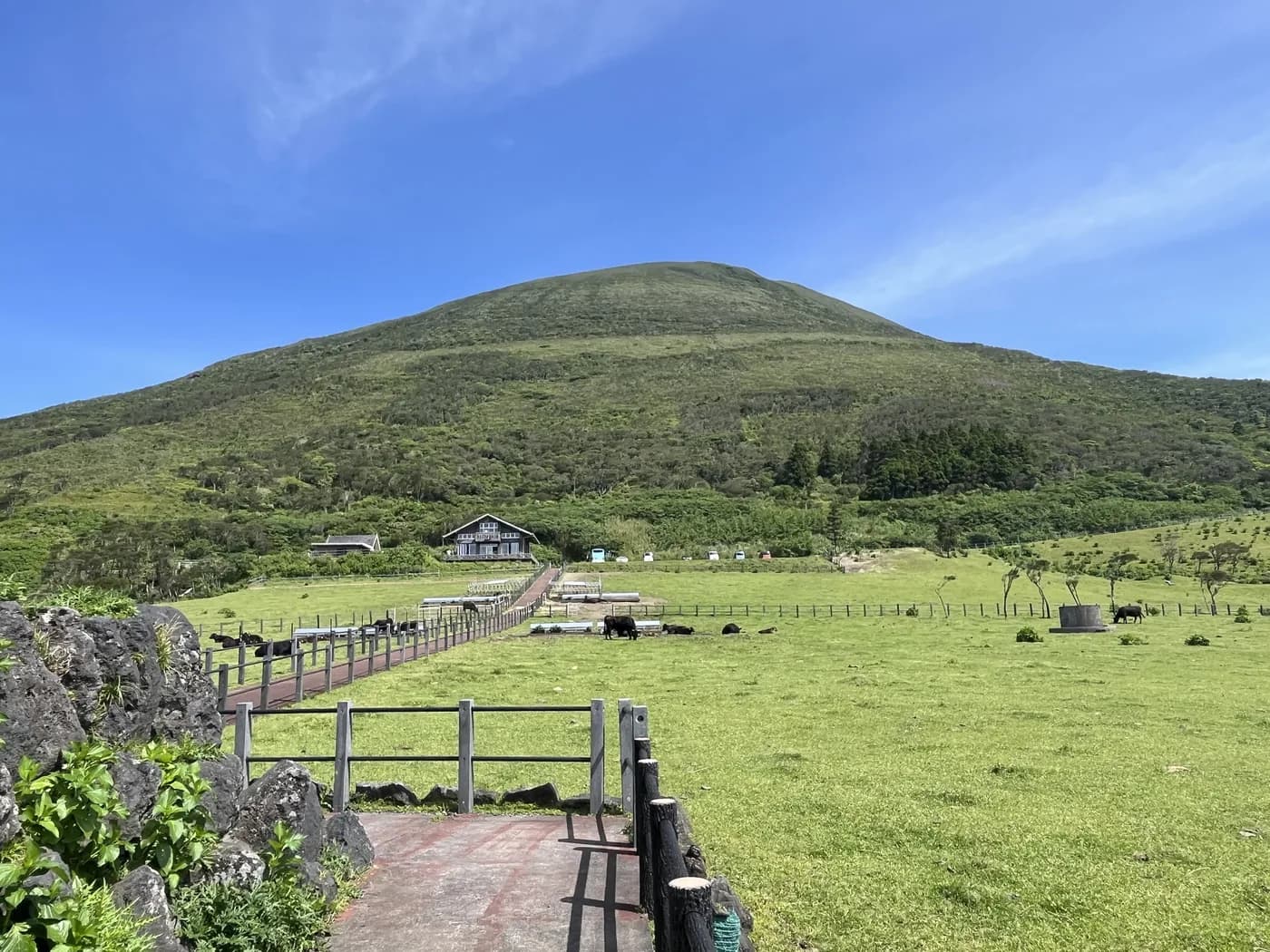 八丈富士の緑の裾野と青空
